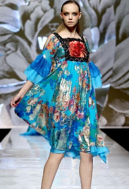 A model presents a creation in the Wei Lai S/S 2013 fashion show during the China Fashion Week held in Beijing, October 27, 2012. The fashion week, which attracted 51 designers from home and abroad, lasts from October 25 to November 3. Photo: Xinhua 
