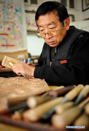 Huo Qingyou, a woodcut new year picture artist, produces a wooden type in Yangliuqing town, north China's Tianjin Municipality, Dec. 28, 2012. In Yangliuqing, dubbed 