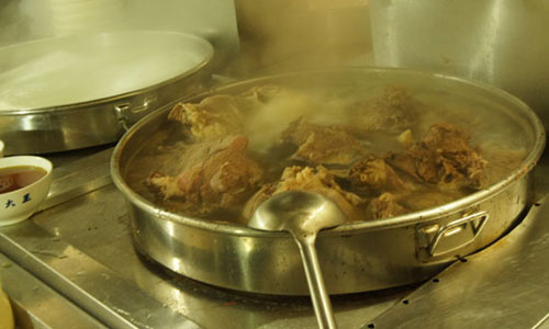 Lanzhou restaurants boil beef for the soup of hand-pulled noodles. Photo: CRIENGLISH.com