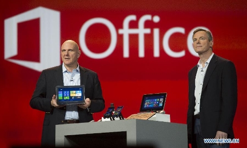  Microsoft CEO Steve Ballmer (L) and Qualcomm CEO Paul Jacobs introduce their products during a keynote address at the Consumer Electronics Show (CES) in Las Vegas, the United States, Jan. 7, 2013. Paul Jacobs, the CEO of Qualcomm, introduced two new chips in the keynote speech ahead of the opening of international CES electronics trade show in Las Vegas. (Xinhua/Yang Lei)  
