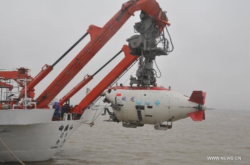 China's manned submersible Jiaolong prepares to dive into water in Jiangyin City, east China's Jiangsu Province, June 9, 2013. Jiaolong on Sunday carried out a drill for its voyage of experimental application. (Xinhua/Zhang Xudong) 