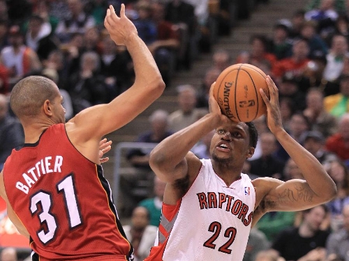 Rudy Gay (R) of Toronto Raptors tries to shoot during the NBA game against Miami Heat at Air Canada Centre in Toronto, Canada, March 17, 2013. Raptors lost 91-108. (Xinhua/Zou Zheng) 