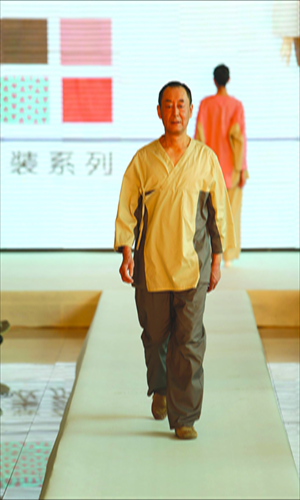 The new nurse uniforms will come in hues complementary to the gowns of the patients. Models show off the revamped hospital gowns for maternity ward patients and male patients. Photos: CFP