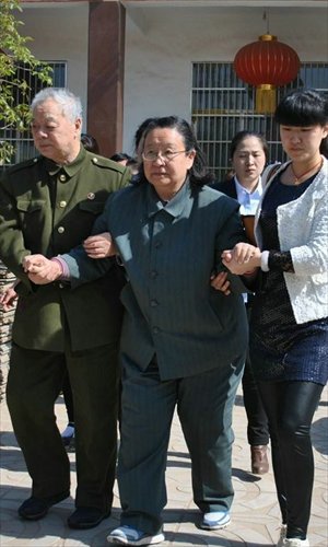 Mao Zedong's daughter, Li Ne (center) and her husband, Wang Jingqing, attend the unveiling of a bronze statue of her father in Liuguangying village, Linzhang county in Hebei Province on the morning of April 25. Photo: ifeng.com
