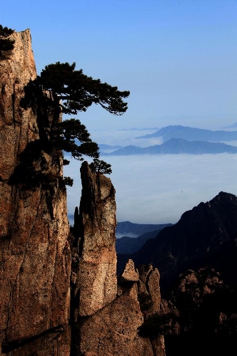 &nbsp;Photo taken on Feb. 16, 2013 shows the sea of clouds at the Huangshan Mountain scenic spot in Huangshan City, east China's Anhui Province. (Xinhua/Shi Guangde) 