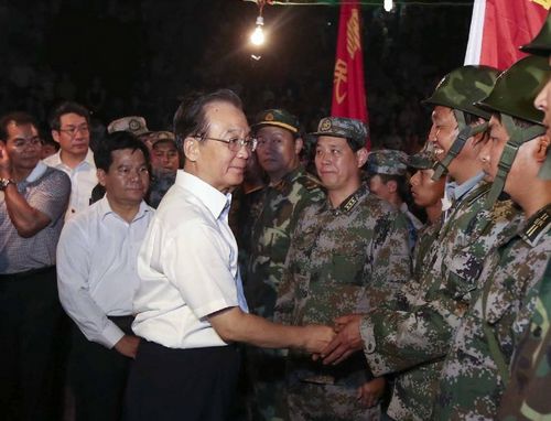 Chinese Premier Wen Jiabao (L Front) meets with military rescuers in the earthquake-hit Yiliang County, Southwest China's Yunnan Province, September 8, 2012. Premier Wen Jiabao arrived in Yiliang County early Saturday to inspect the quake-stricken areas and direct rescue operations. Photo: Xinhua