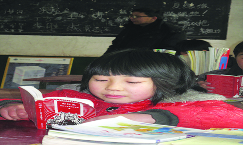 A primary school student reads The Little Red Book. Photo: Liang Chen/GT