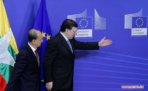 European Commission President Jose Manuel Barroso (R) greets Myanmar President U Thein Sein at EU headquarters in Brussels, capital of Belgium, March 5, 2013. (Xinhua/Zhou Lei) &nbsp;