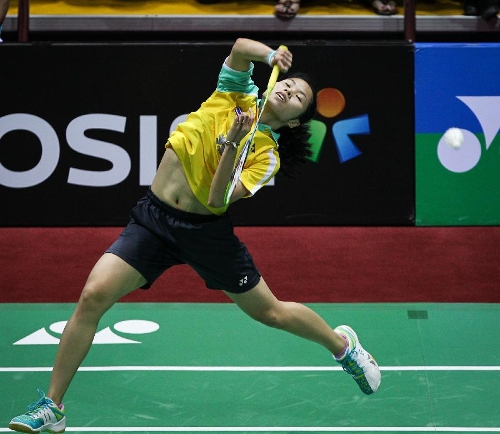 &nbsp;Ratchanok Intanon of Thailand returns a ball against Juliane Schenk of Germany during the women's singles final of the 2013 India Open badminton tournament in New Delhi, capital of India, April 28, 2013. Ratchanok Intanon won the championship 2-0. (Xinhua/Zheng Huansong) 