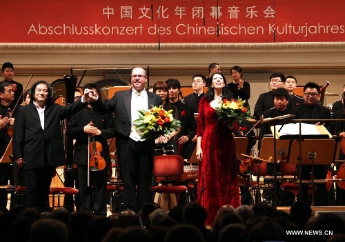 Iris Vermillion, German notable mezzo-soprano soloist, tenor solist Stefen Vinke, and Tang Muhai, conductor of Zhejiang Symphony Orchestra (R-L), address the audiences during the conclusion performance of the 2012 China Cultural Year in Germany, at the Concert Hall in Berlin, Germany, Jan. 13, 2013. (Xinhua/Pan Xu) 