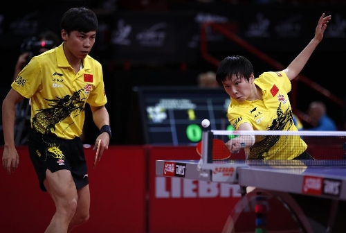 Chen Qi (L) and Hu Limei of China compete during the first round of mixed doubles against Pablo Tabachnik and Camila Arguelles of Argentina at Palais omnisport de Paris Bercy in Paris, France, on May 14, 2013. Chen and Hu won 4-0. (Xinhua/Wang Lili) 
