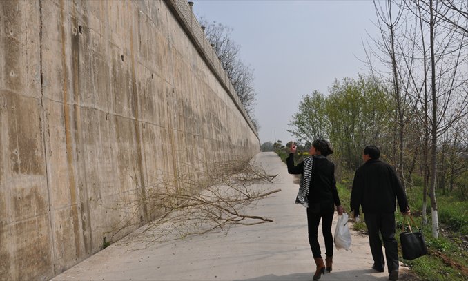 Two former petitioners show the location of the Nanjing Dalianshan Labor Reeducation Center in Nanjing, Jiangsu Province, about an hour from the city center. Photo: Liu Linlin/GT