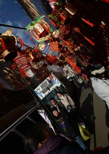 Local Chinese buy traditional decorations for the upcoming Chinese Lunar New Year in China Town, New York, the United States, Feb. 6, 2013. The Chinese Lunar New Year, or Spring Festival, starts on Feb. 10 this year. (Xinhua/Wang Lei)  