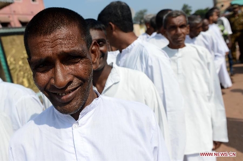 A group of Sri Lankan prisoners exit from a prison complex after being released during Independence Day in Colombo, Sri Lanka, Feb. 4, 2013. More than a thousand convicts were freed to mark Sri Lanka's 65th anniversary of independence from Britain, prison official said. (Xinhua/Pushpika Karunaratne) 