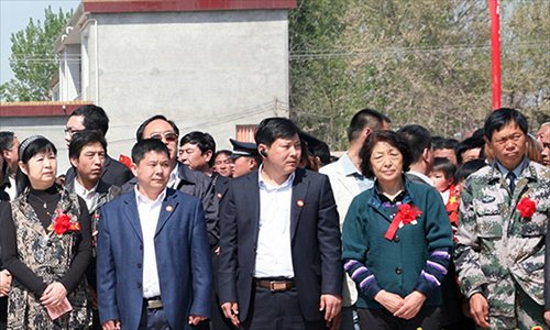 Mao Zedong’s niece Mao Xiaoqing (left) and Li Zhifen (2nd right), who once worked for Mao Zedong, attend the unveiling of a bronze statue of the former Chinese leader at Liuguangying village, Linzhang county in Hebei Province on the morning of April 25. Photo: ifeng.com