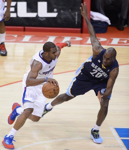 Los Angeles Clippers' Chris Paul (L) controls the ball during Game 5 of the Western Conference Quarterfinals of the 2013 NBA Playoffs against Memphis Grizzlies in Los Angeles, the United States, April 30, 2013. Grizzlies beat Clippers 103-93 to take a 3-2 lead in their series Tuesday. (Xinhua/Yang Lei) 