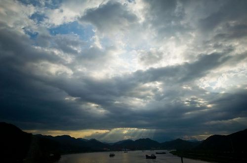 Photo taken on August 6, 2012 shows dark clouds covering the sky in Jiaojiang district of Taizhou, East China's Zhejiang Province. According to the National Marine Environmental Forecasting Center, typhoon Haikui, the 11th tropical storm of the year, is expected to reach the Eastern coastal areas of Zhejiang on August 8. Photo: Xinhua