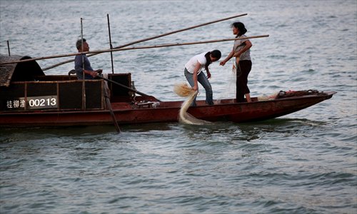 Fishermen try all means to catch piranhas in a river in Liuzhou, Guangxi. Photo: CFP