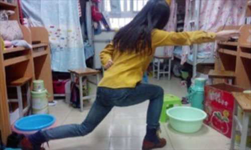 Many Chinese Web users pose for photos of themselves imitating air traffic ground control workers. The trend came in the excitement that followed Chinese media reports of the successful takeoffs and landings of China's home-made fighters on the Liaoning, China's first aircraft carrier. Photo: CFP, Weibo 
