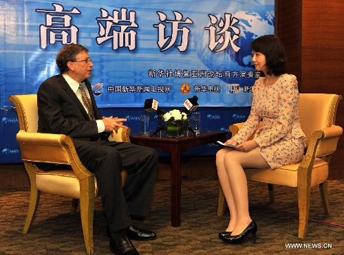 Bill Gates (L), co-chair and trustee of Bill and Melinda Gates Foundation, receives an exclusive interview with the Xinhua News Agency during the Boao Forum for Asia (BFA) Annual Conference 2013 in Boao, south China's Hainan Province, April 8, 2013. (Xinhua/Jiang Enyu) 