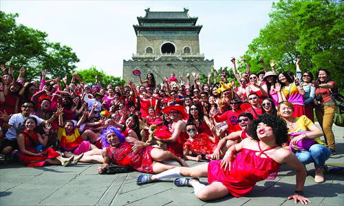 After their second beer stop, Red Dress Run participants posed for a group shot outside the Bell Tower. Photo: Li Hao/GT