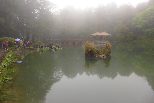 Located in the northeast of Jiayi in Taiwan Province, Ali Mountain is the general name of the 18 hills including Zhu Hill and Tower Hill. The highest peak is Tower Hill with a height of 2,663 meters. Ali Mountain is renowned for its five rare sights including the sunrise, the Ali Mountain forest railway, the famous Alishan sacred tree, the grand sea of clouds, and fragrant cherry blossom. (Photo:China.org.cn)