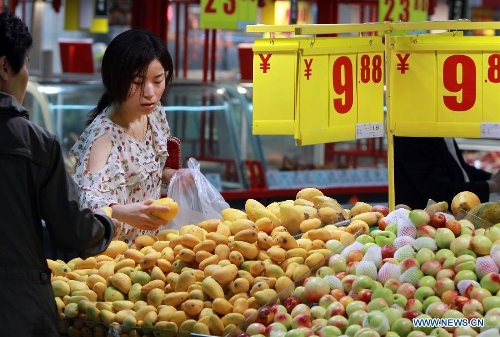 Consumers select fruit at a supermarket in Shanghai, east China, May 9, 2013. China's consumer price index (CPI), a main gauge of inflation, grew 2.4 percent year on year in April, up from 2.1 percent in March, the National Bureau of Statistics (NBS) said Thursday. The NBS attributed the gain mainly to an unusual increase in vegetable prices during that month as low temperatures and scarce rainfalls disrupted supplies. (Xinhua/Ding Ting)Related:China's inflation rises to 2.4 pct in AprilBEIJING, May 9 (Xinhua) -- China's consumer price index (CPI), a main gauge of inflation, grew 2.4 percent year on year in April, up from 2.1 percent in March, the National Bureau of Statistics (NBS) said Thursday.The rise is largely in line with the market forecast of around 2.3 percent. Full story
