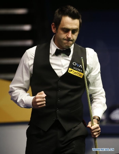 Ronnie O'Sullivan of England celebrates during the final of 2013 World Snooker Championship at the Crucible Theatre in Sheffield, Britain, May 6, 2013. Ronnie O'Sullivan seals his fifth world title by defeating Barry Hawkins of England with 18-12 in the final.(Xinhua/Wang Lili) 