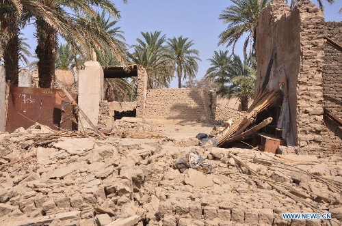 Collapsed mud houses are seen in southwest Pakistan's Mashkel area, April 19, 2013. Pakistani authorities on Thursday said that rescue operations had been speeded up in areas affected by the Tuesday's 7.9 magnitude earthquake in the country's southwestern province of Balochistan near Pakistan-Iran border. At least 40 people were killed and over 300 others injured in a 7.9-magnitude earthquake that hit Pakistan on Tuesday afternoon, an official with National Disaster Management Authority (NDMA) told Xinhua on Wednesday. (Xinhua/Asad) 