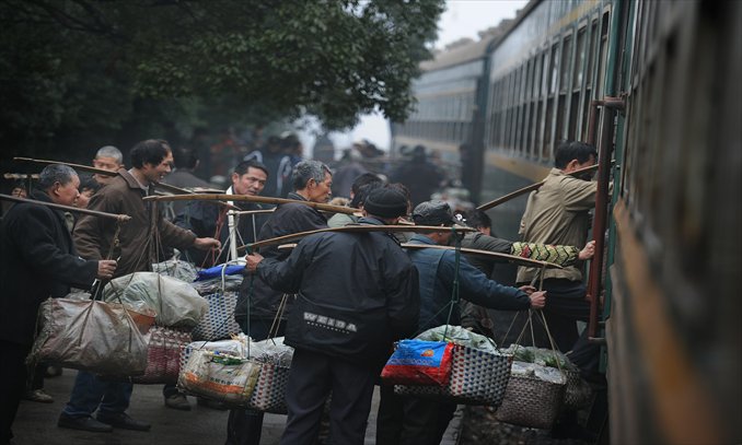 Vegetable growers hurry to set up shop after getting off the train. Photo: CFP