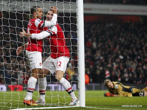 Theo Walcott (L) of Arsenal celebrates scoring with teammate Oliver Giroud during the English Premier League football match between Arsenal and West Ham United at the Emirates Stadium in London, Britain, on Jan. 23, 2013. Arsenal won 5-1.(Xinhua/Wang Lili)&nbsp; 