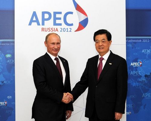 Russian President Vladimir Putin (L) greets Chinese President Hu Jintao ahead of the 20th APEC Economic Leaders' Meeting in Vladivostok, east Russia, September 8, 2012. Photo: Xinhua