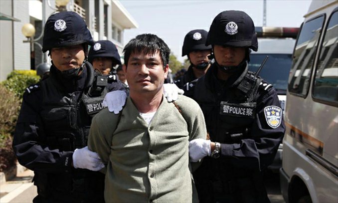 Myanmar drug lord Naw Kham (C) and three of his accomplices, all of whom were convicted of murdering 13 Chinese sailors on the Mekong River in 2011, are taken to the execution field where they will receive lethal injection in Kunming, capital of southwest China's Yunnan Province, March 1, 2013. Photo: Xinhua