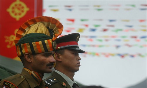 An Indian soldier and a Chinese soldier stand side by side on the border at Nathu La on the day of the opening of Nathu La pass in the Himalayas on July 6, 2006. Trade between India and China is set to begin on the day as the 4,310-meter-high pass opens for the first time in 44 years. Photo: CFP