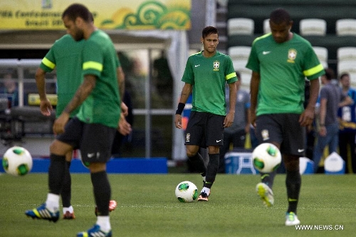 Brazil's Neymar (2nd R) attends a training session at the Castelao Stadium, in Fortaleza, Brazil, on June 18, 2013. Brazil will face Mexico on Wednesday, in its second match during the the FIFA Confederations Cup Brazil 2013. (Xinhua/Guillermo Arias) 