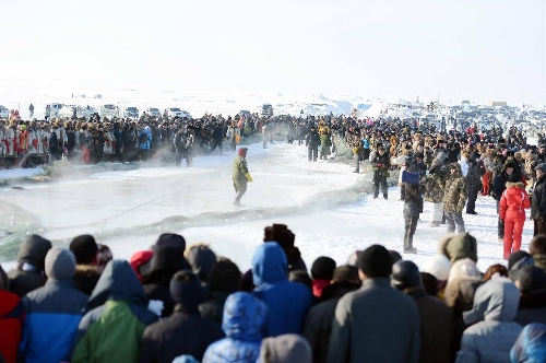 Tourists view winter fishing on the iced Ulunggur Lake in Fuhai County, northwest China's Xinjiang Uygur Autonomous Region, Jan. 12, 2013. The eighth Ulunggur Lake winter fishing festival kicked off in Fuhai on Saturday. (Xinhua/Sadat) &nbsp;