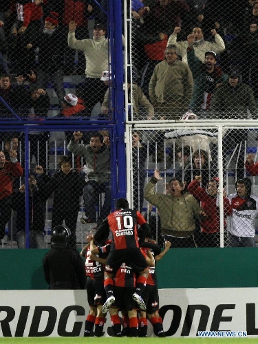 Players of Newell's Old Boys, celebrate their goal against Velez Sarsfield during the Copa Libertadores 2013 soccer match at Jose Amalfitani Stadium, in Buenos Aires, Argentina, on May 15, 2013. (Xinhua/Martin Zabala)