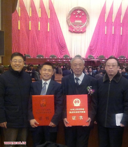 &nbsp;Wang Xiaomo (2nd R) is awarded the Special Award for Progress in Science and Technology of the 2010 State Scientific and Technological Award in Beijing, capital of China, Jan. 14, 2011. Wang, 74, is a Chinese Academy of Engineering (CAE) member who has been engaged in the research and design of radar for the past 30 years. He is regarded as 
