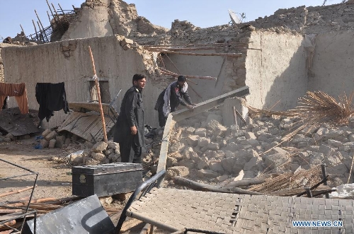 Pakistani Frontier Constables remove debris of collapsed mud houses in southwest Pakistan's Mashkel area, April 19, 2013. Pakistani authorities on Thursday said that rescue operations had been speeded up in areas affected by the Tuesday's 7.9 magnitude earthquake in the country's southwestern province of Balochistan near Pakistan-Iran border. At least 40 people were killed and over 300 others injured in a 7.9-magnitude earthquake that hit Pakistan on Tuesday afternoon, an official with National Disaster Management Authority (NDMA) told Xinhua on Wednesday. (Xinhua/Asad) 
