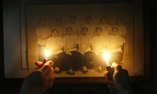 A group photo of zishunü is shown by lighter flames in a dark house built by returned zishunü in Gaobu township, Dongguan, Guangdong Province. Photo: CFP