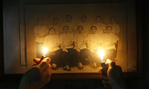 A group photo of zishunü is shown by lighter flames in a dark house built by returned zishunü in Gaobu township, Dongguan, Guangdong Province. Photo: CFP