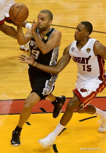Tony Parker (L) of San Antonio Spurs shoots during Game 6 of the NBA Finals against Miami Heat in Miami, the United States, June 18, 2013. Miami won 103-100. (Xinhua/Wang Lei) 