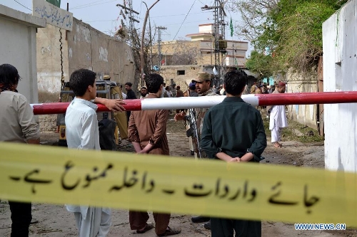 Security forces cordon off the blast site in southwest Pakistan's Quetta, April 24, 2013. At least four people were killed and 37 others injured on Tuesday night in a series of bomb blasts followed by a suicide attack in Pakistan's southwestern provincial capital of Quetta, local media reported. (Xinhua/Mohammad)