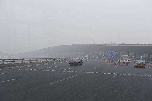 Buildings are shrouded at the Beijing Capital International Airport in Beijing, capital of China, Feb. 17, 2013. (Xinhua/Ma Ruzhuang) 