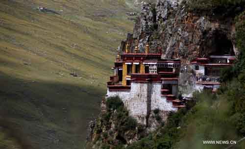 Photo taken on September 9, 2012 shows the Dra Yerpa temple built on a hillside in Dagze county of Southwest China's Tibet Autonomous Region. The temple is notable for its meditation cave connected with Songtsen Gampo, the 7th century Tibetan king. Photo: Xinhua