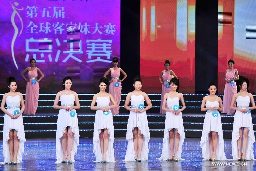 Girls attend the final of the 5th World Hakka Girl Contest in Meizhou, south China's Guangdong Province, Jan. 6, 2013. (Xinhua/Zhong Xiaofeng)