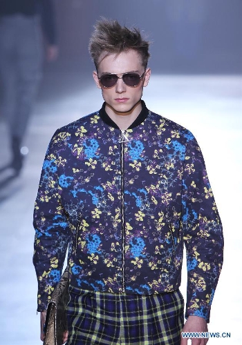 A model displays creations by Japanese designer Arashi Yanagawa for the label John Lawrence Sullivan during the men's Fall-Winter 2013-2014 collection show in Paris, France, Jan. 16, 2013. The 5-day Paris Men's Fashion Week kicked off here on Wednesday. (Xinhua/Gao Jing) 