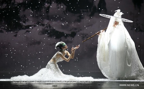 Chinese famous choreographer Yang Liping (L) performs in her final dance drama 