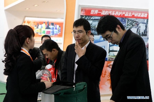 A visitor (R) learns about products removing air pollution inside vehicles at the 16th China International Expo for Auto Electronics, Accessories, Tuning & Car Care Products (CIAACE 2013) in Beijing, capital of China, March 3, 2013. The four-day CIAACE 2013 kicked off on March 1 in Beijing. (Xinhua/Zheng Huansong)&nbsp; 