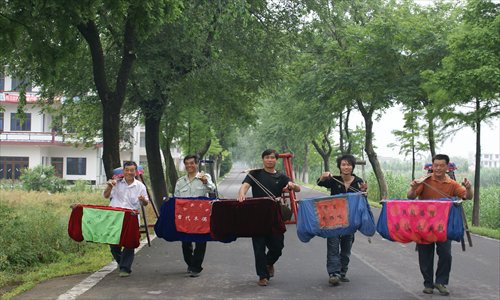 Performance of Chongming shoulder pole play Photo: Courtesy of Chongming Cultural Center